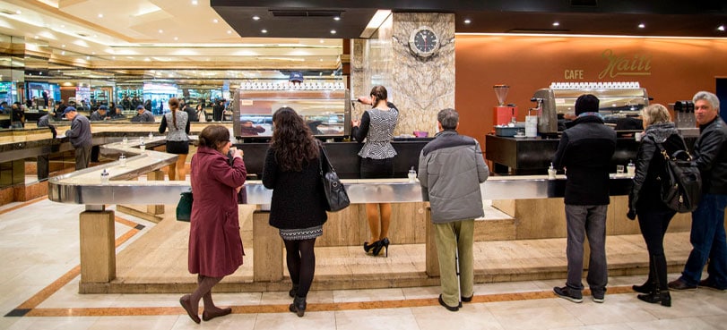 Cliente disfrutando café