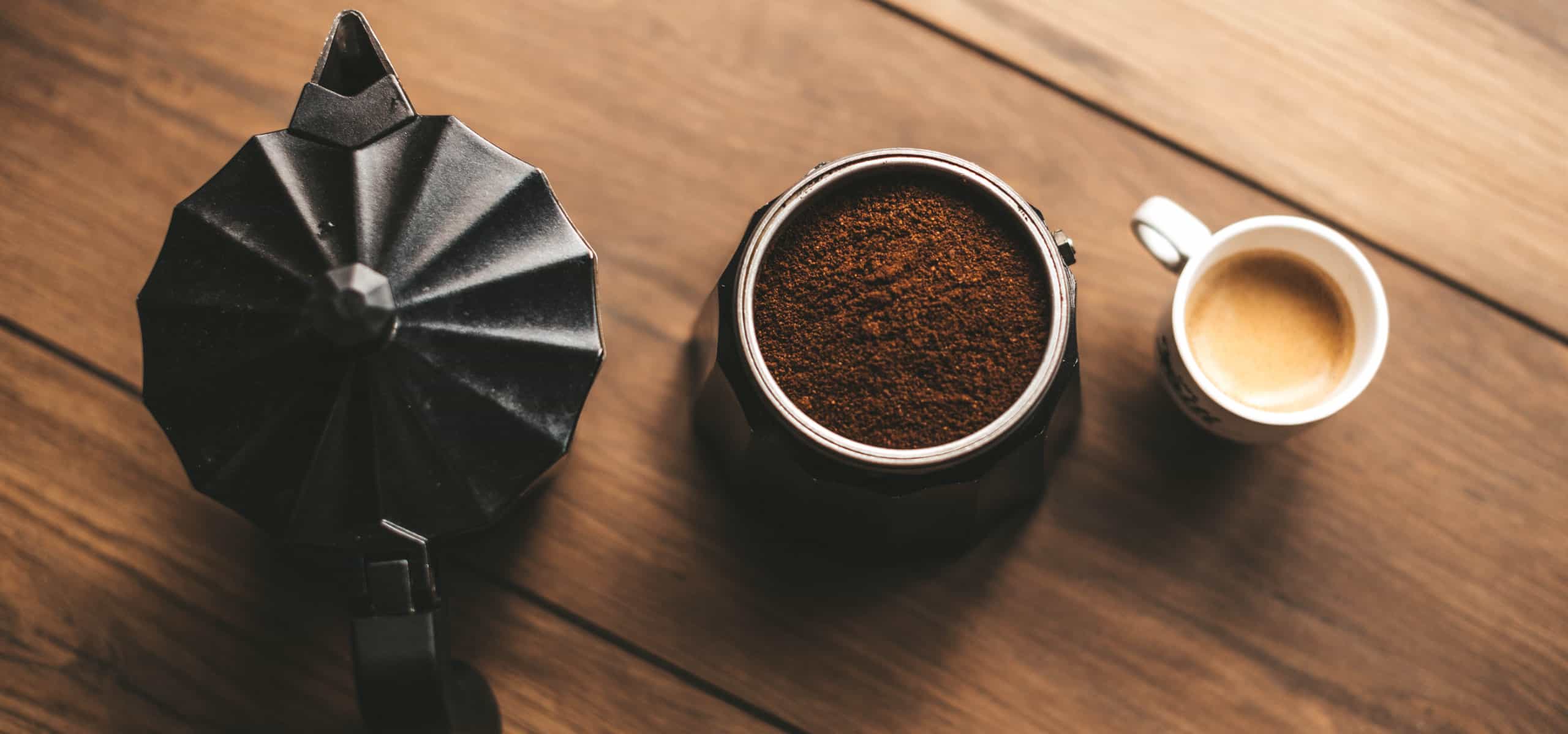 Fotografía del café molido y taza de espresso