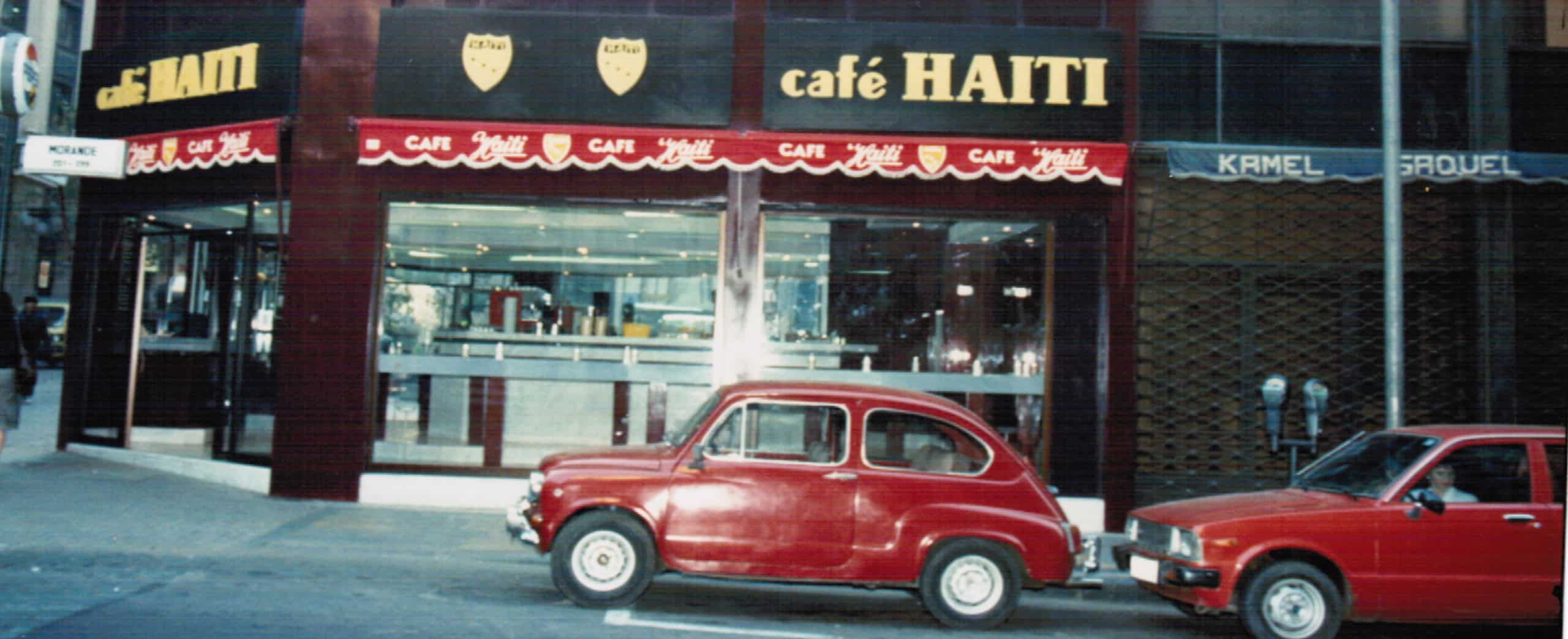 Auto clásico frente al local